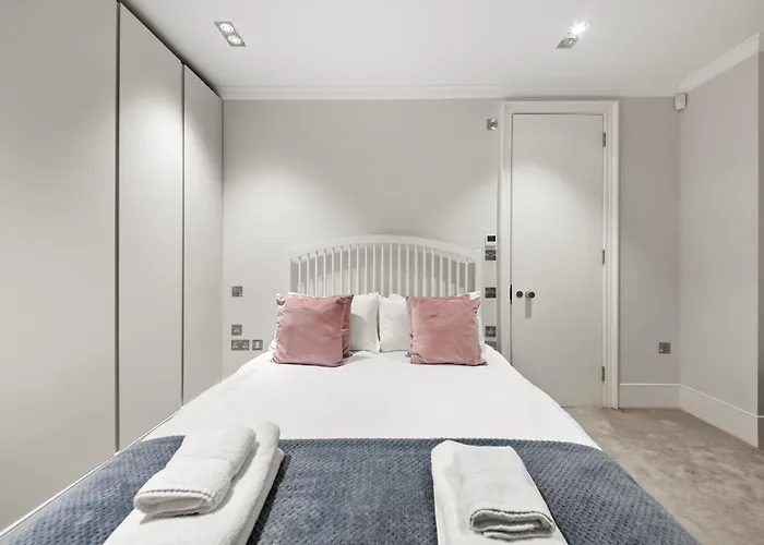 Sg, Chic Covent Garden Apartment